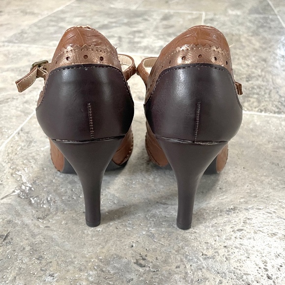 DOLCE by mojo moxy Brown T-Strap Pumps | Size 8 - Picture 6 of 11